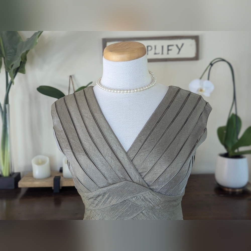 Adrianna Papell Champagne Taupe Layered Sleeveless V- Neck Fully Lined Size 4 - Picture 11 of 17